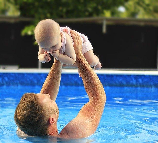 Man met baby in zwembad